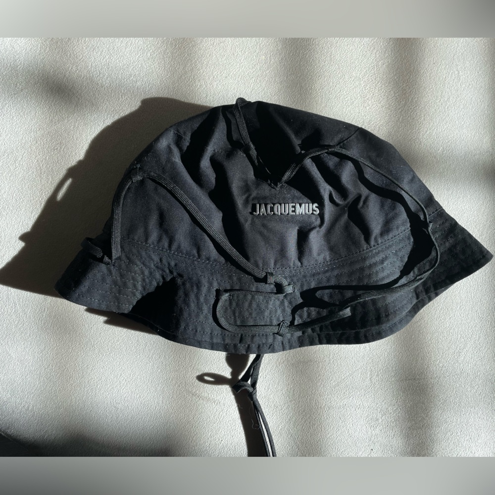 JACQUEMUS bucket hat.